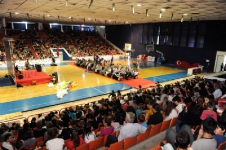 Arnavutluk'ta Yetim ve Öksüzler Okula Sevinçle Başladı