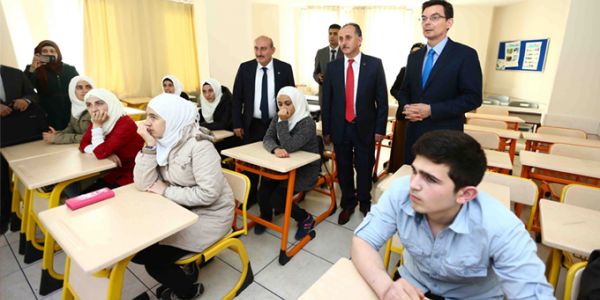 Avustralya Büyükelçisi James Larsen,Bağcılar'daki Suriye okulunu ziyarat etti