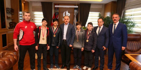 Badminton Şampiyonları Başkan Çağırıcı’yı Ziyaret Etti