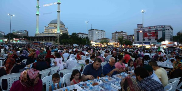 Bağcılar ailesi 7 bin kişilik iftar sofrasında buluştu