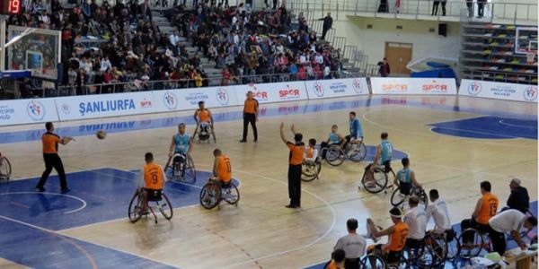 Bağcılarlı engelli basketbolcular liderliği korudu