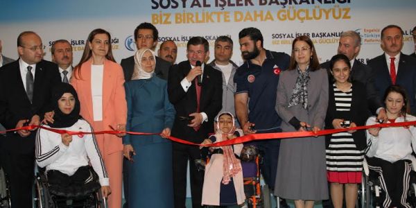 Başbakan Davutoğlu: “Engelliler Herkesten Daha Güçlü Daha Kahramanlar”