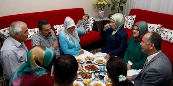 Emine Erdoğan'dan, Bağcılarlı Aileye Sürpriz İftar Ziyareti