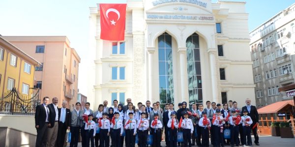 İzciler 20 bin Türk Bayrağı dağıttı