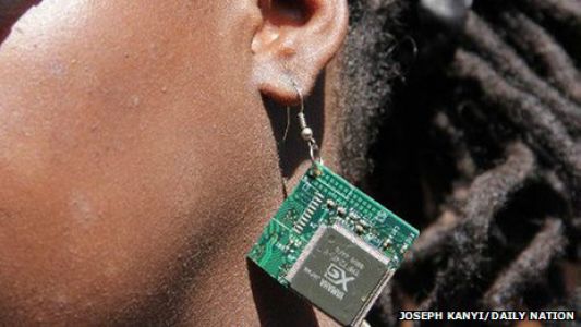 Kenyalı genç e-atıkları takıya dönüştürüyor