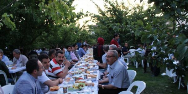 Malatyalılar İstanbul'da Kayısı Bahçesi İçinde İftar Yaptı  