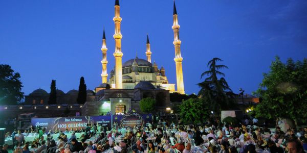 Selimiye Camii Avlusunda İftar