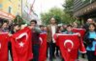 Bağcılar’da esnafa 10 bin Türk bayrağı dağıtıldı