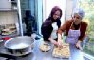 Suriyeli Ve Türk Kadınlar Yöresel Yemeklerini Birbirlerine...
